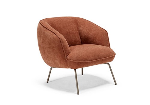 sillón rojo tapizado con patas metálicas