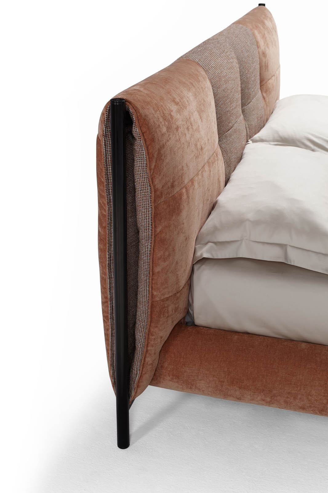 detalle de una cama tapizada en Marbella
