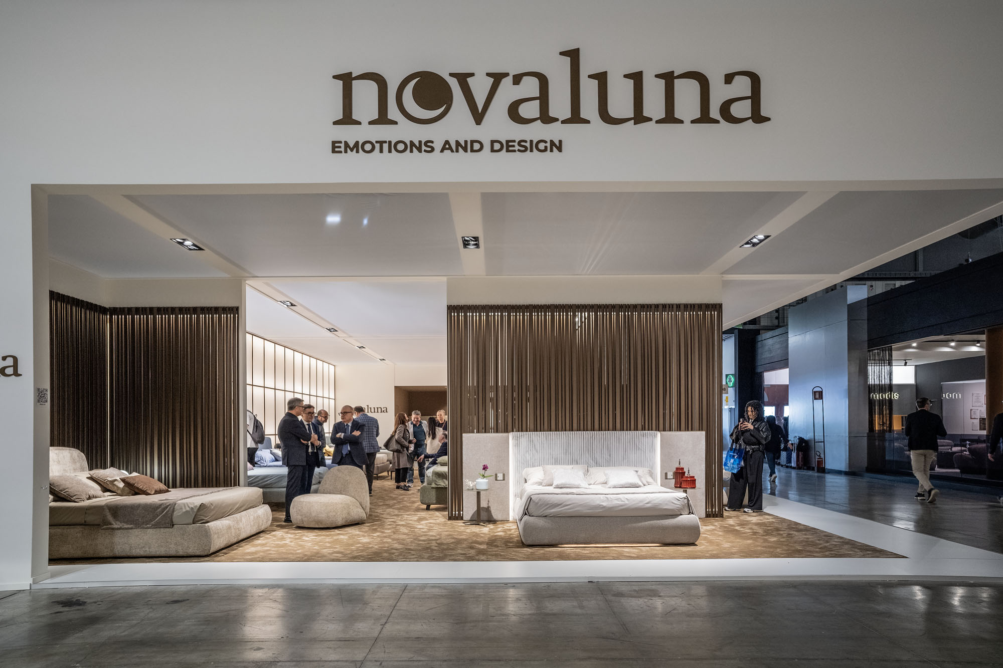último stand en la feria de milan de camas de diseño minimalista